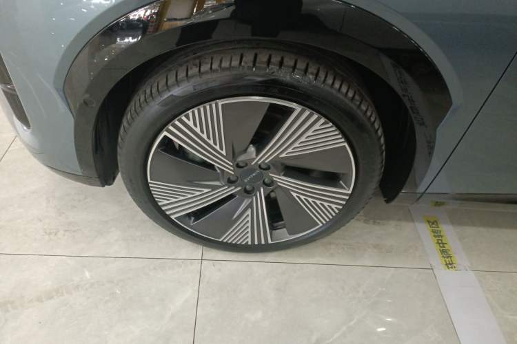 Used Lynk & Co 08 EM-P 2023 220km All-Wheel-Drive Performance Halo Left Front Wheel Hub