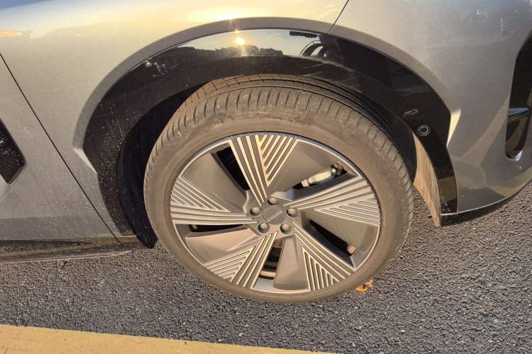 Used Lynk & Co 08 EM-P 2023 220km All-Wheel-Drive Performance Halo Right Front Wheel Hub