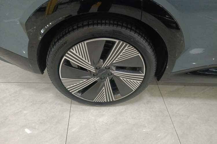 Used Lynk & Co 08 EM-P 2023 220km All-Wheel-Drive Performance Halo Right Rear Wheel Hub
