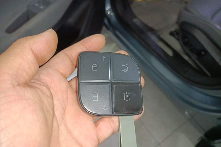 Used Lynk & Co 08 EM-P 2023 220km All-Wheel-Drive Performance Halo Vehicle Key