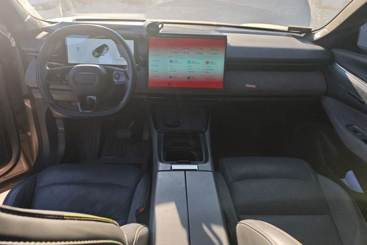 Used Lynk & Co 08 EM-P 2023 120km Long-Range Halo Center Console
