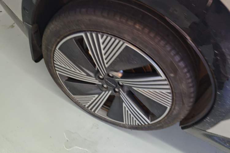 Used Lynk & Co 08 EM-P 2023 220km All-Wheel-Drive Performance Halo Exterior 5