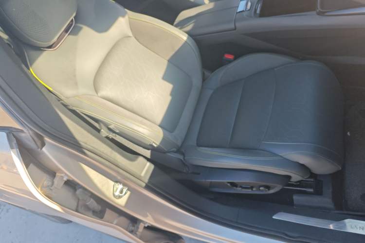 Used Lynk & Co 08 EM-P 2023 120km Long-Range Halo Right Front Seat