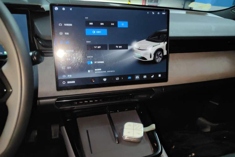 Used Lynk & Co 08 EM-P 2023 120km Long-Range Halo Audio And AC Panel