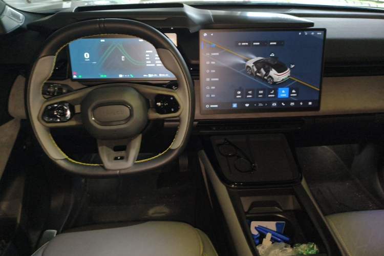 Used Lynk & Co 08 EM-P 2023 220km All-Wheel-Drive Performance Halo Center Console