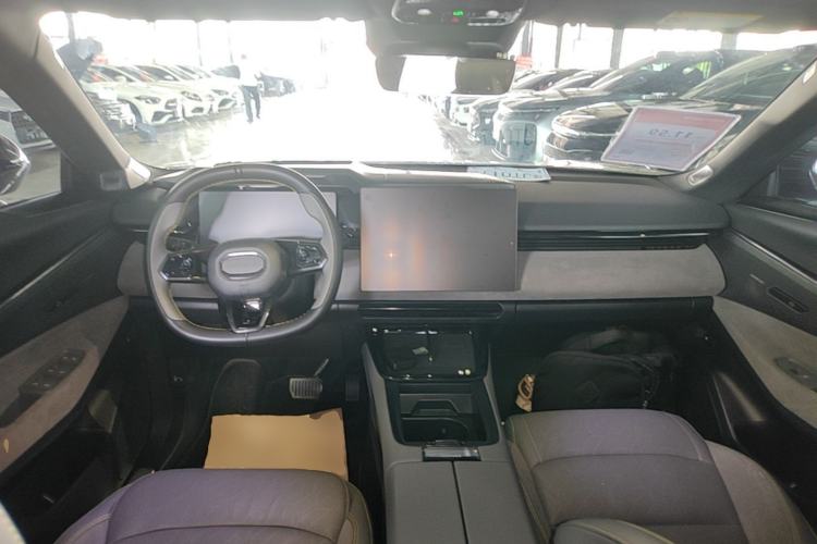 Used Lynk & Co 08 EM-P 2023 120km Long-Range Halo Center Console