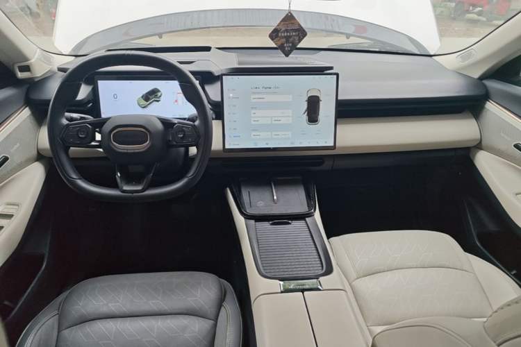 Used Lynk & Co 08 EM-P 2023 220km All-Wheel-Drive Performance Halo Center Console