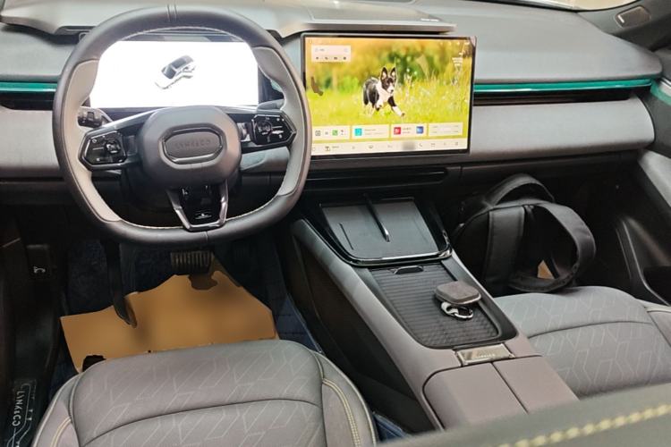 Used Lynk & Co 08 EM-P 2023 120km Long-Range Pro Center Console