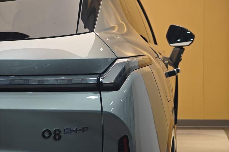 Used Lynk & Co 08 EM-P 2023 120km Long-Range Halo Exterior 11