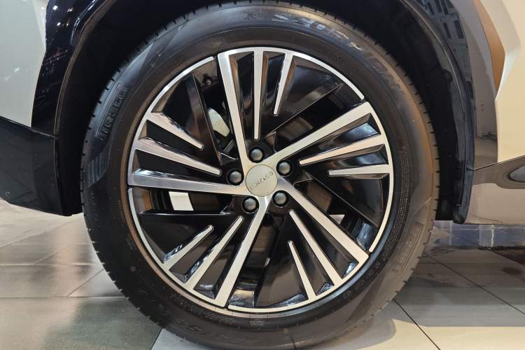 Used Lynk & Co 08 EM-P 2023 120km Long-Range Halo Exterior 12