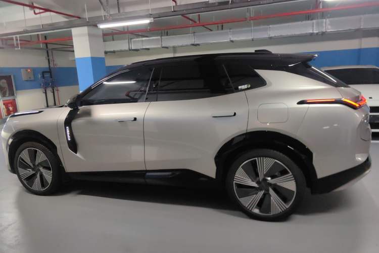 Used Lynk & Co 08 EM-P 2023 120km Long-Range Halo Exterior 3