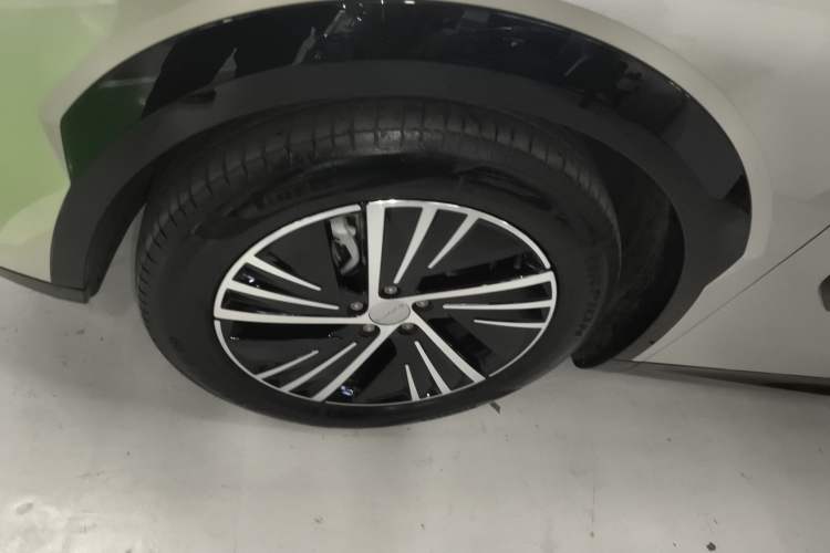 Used Lynk & Co 08 EM-P 2023 120km Long-Range Halo Exterior 3