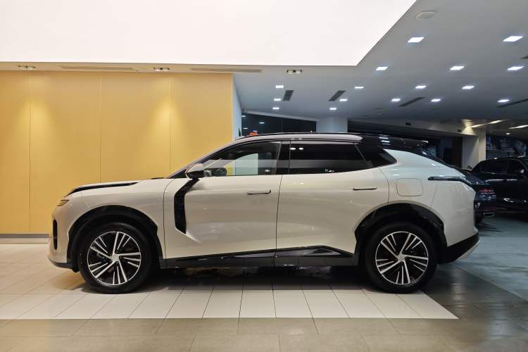 Used Lynk & Co 08 EM-P 2023 120km Long-Range Halo Exterior 5