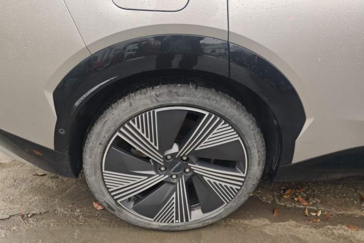 Used Lynk & Co 08 EM-P 2023 220km All-Wheel-Drive Performance Halo Exterior 5