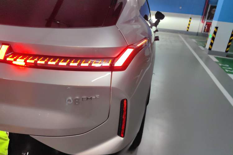 Used Lynk & Co 08 EM-P 2023 120km Long-Range Halo Exterior 6