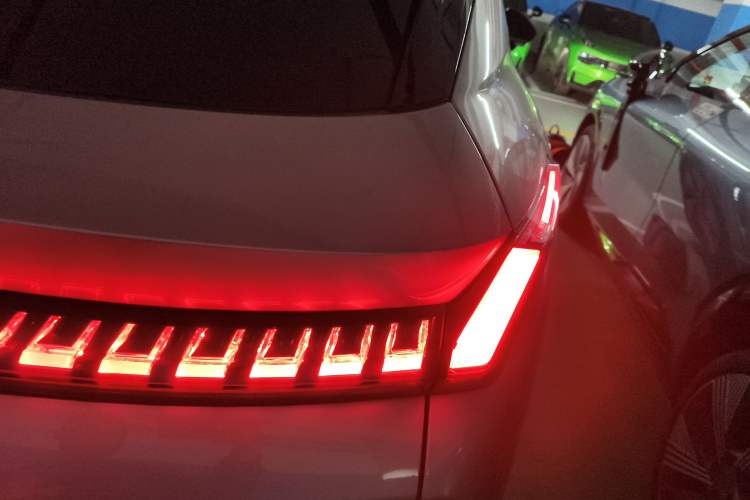 Used Lynk & Co 08 EM-P 2023 120km Long-Range Halo Exterior 6