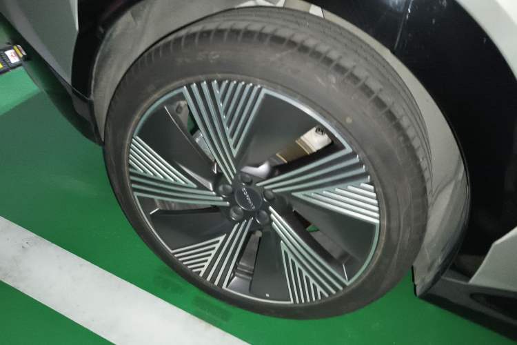 Used Lynk & Co 08 EM-P 2023 120km Long-Range Halo Exterior 8
