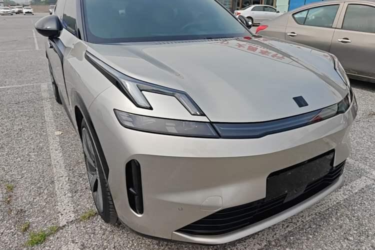 Used Lynk & Co 08 EM-P 2023 120km Long-Range Halo Front Right 45 Deg