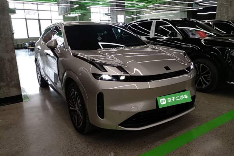 Used Lynk & Co 08 EM-P 2023 245km Ultra-Long Range Halo Front Right 45 Deg