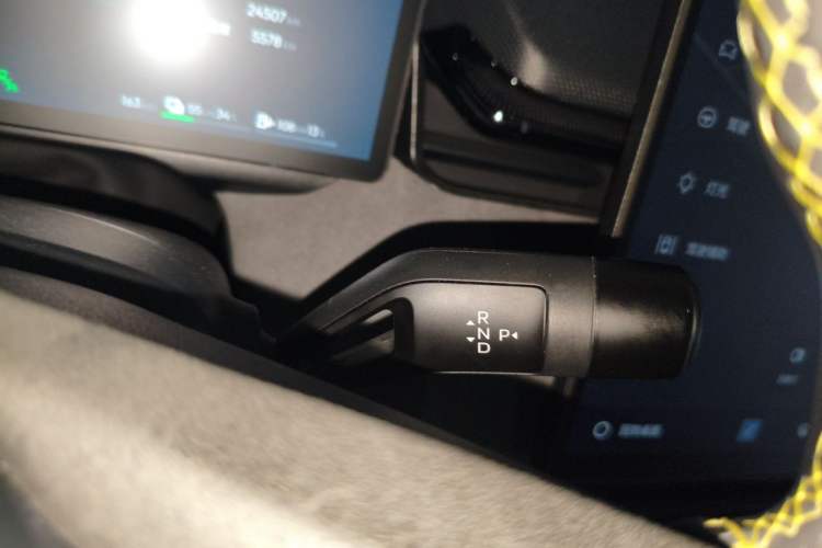 Used Lynk & Co 08 EM-P 2023 220km All-Wheel-Drive Performance Halo Gear Lever