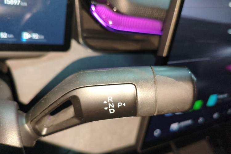 Used Lynk & Co 08 EM-P 2023 245km Ultra-Long Range Halo Gear Lever