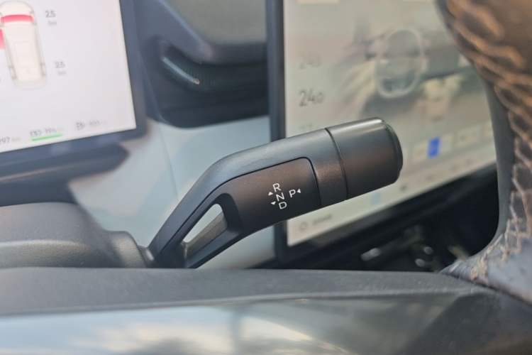 Used Lynk & Co 08 EM-P 2023 220km All-Wheel-Drive Performance Halo Gear Lever