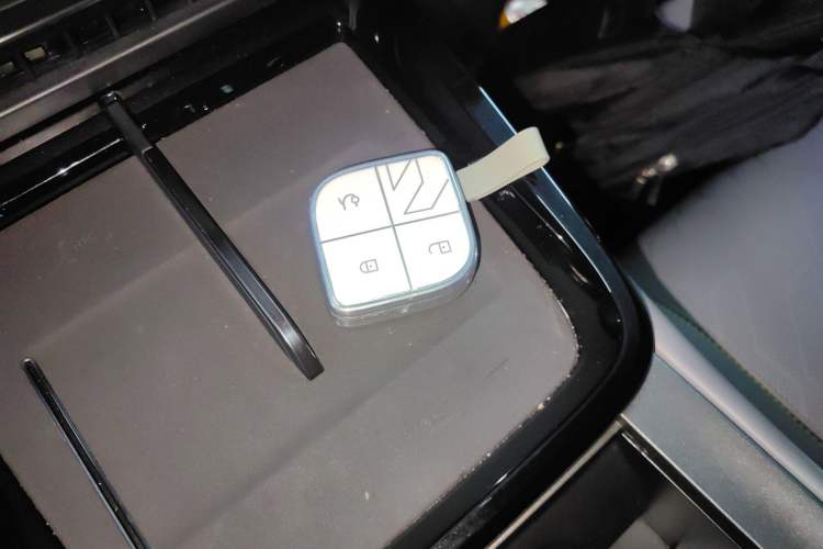 Used Lynk & Co 08 EM-P 2023 120km Long-Range Halo Interior 1