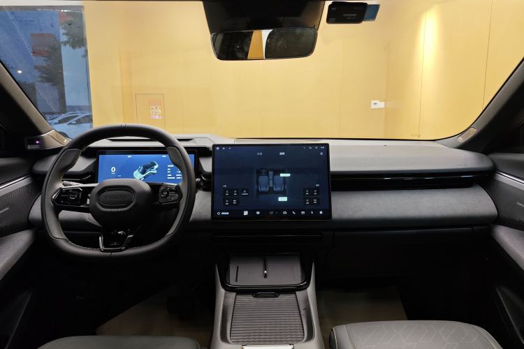 Used Lynk & Co 08 EM-P 2023 120km Long-Range Halo Interior 10