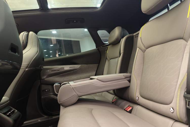 Used Lynk & Co 08 EM-P 2023 120km Long-Range Halo Interior 11