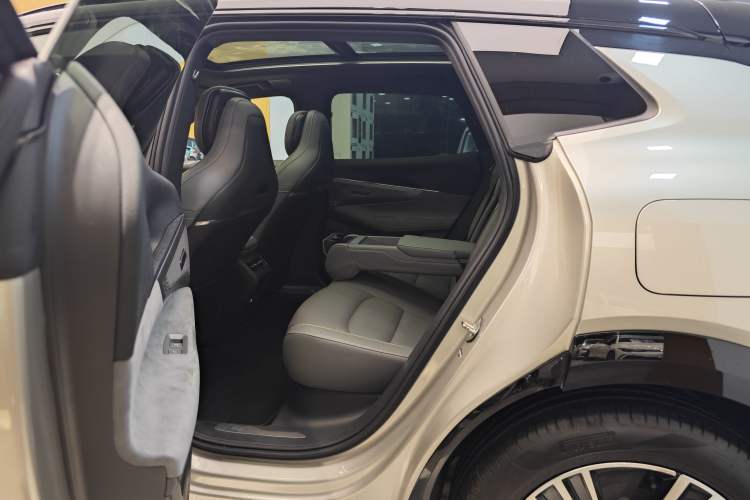 Used Lynk & Co 08 EM-P 2023 120km Long-Range Halo Interior 12