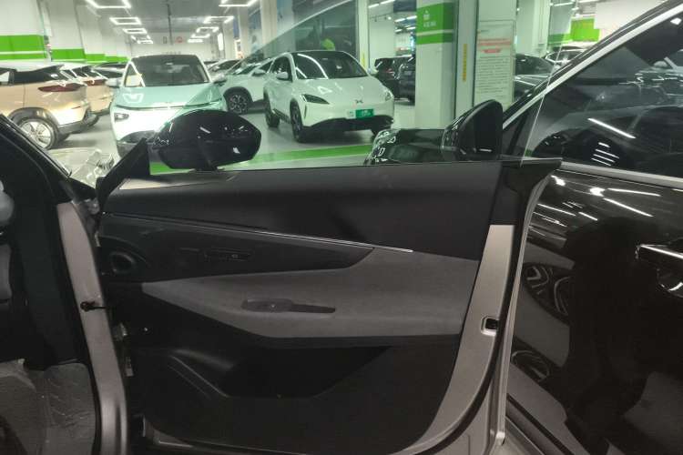 Used Lynk & Co 08 EM-P 2023 120km Long-Range Halo Interior 2