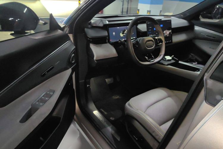 Used Lynk & Co 08 EM-P 2023 120km Long-Range Halo Interior 3