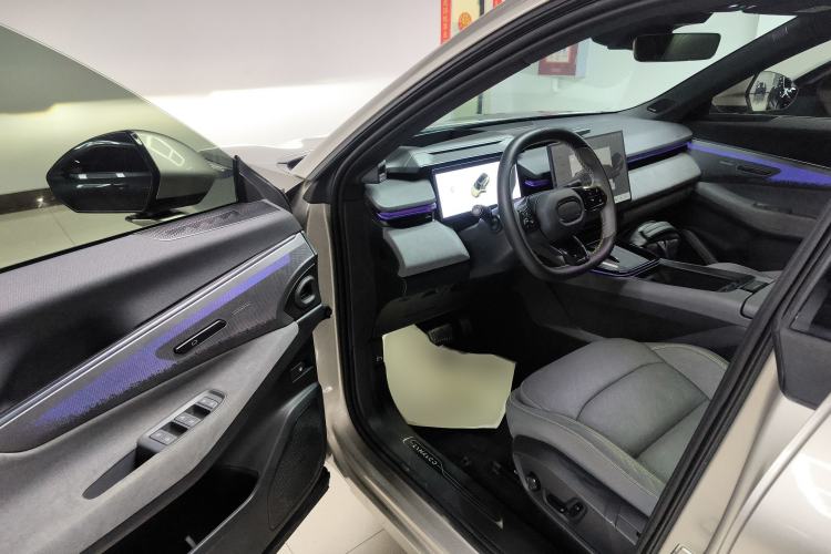Used Lynk & Co 08 EM-P 2023 245km Ultra-Long Range Halo Interior 3