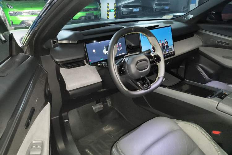 Used Lynk & Co 08 EM-P 2023 120km Long-Range Halo Interior 3