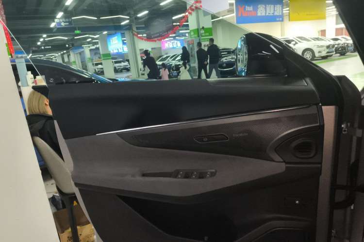 Used Lynk & Co 08 EM-P 2023 120km Long-Range Halo Interior 4