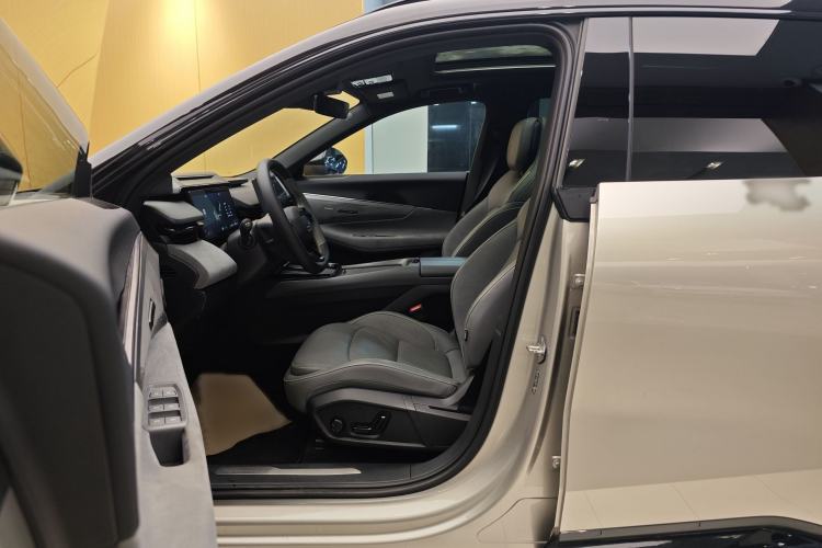 Used Lynk & Co 08 EM-P 2023 120km Long-Range Halo Left Front Seat
