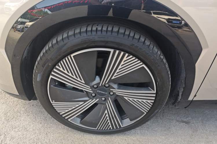 Used Lynk & Co 08 EM-P 2023 220km All-Wheel-Drive Performance Halo Left Front Wheel Hub