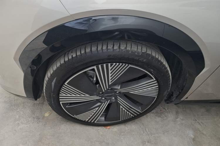 Used Lynk & Co 08 EM-P 2023 220km All-Wheel-Drive Performance Halo Left Front Wheel Hub