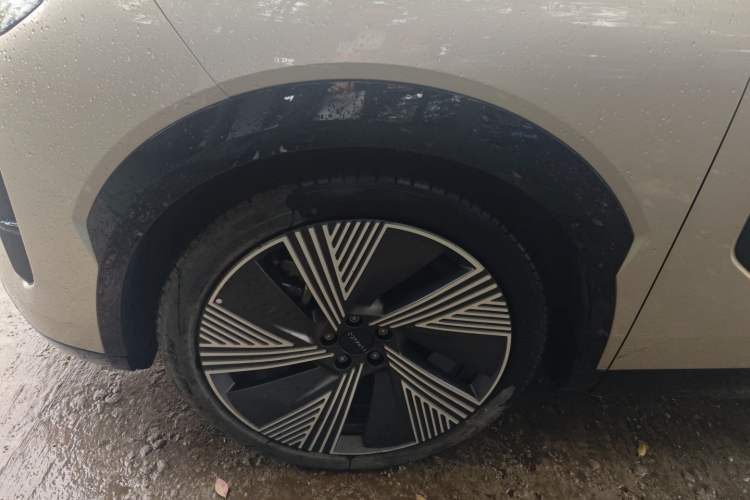 Used Lynk & Co 08 EM-P 2023 220km All-Wheel-Drive Performance Halo Left Front Wheel Hub