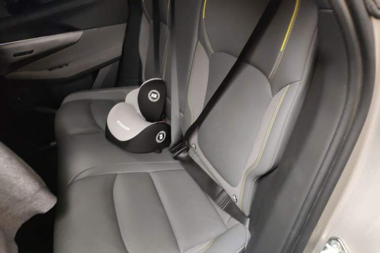 Used Lynk & Co 08 EM-P 2023 120km Long-Range Halo Left Rear Seat