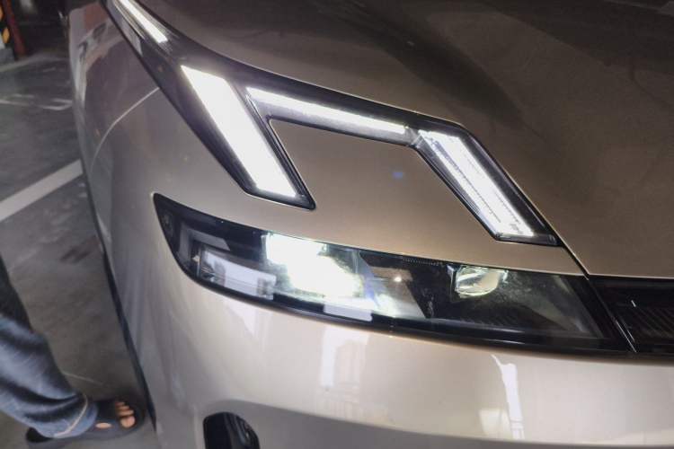 Used Lynk & Co 08 EM-P 2023 220km All-Wheel-Drive Performance Halo Right Front Headlight