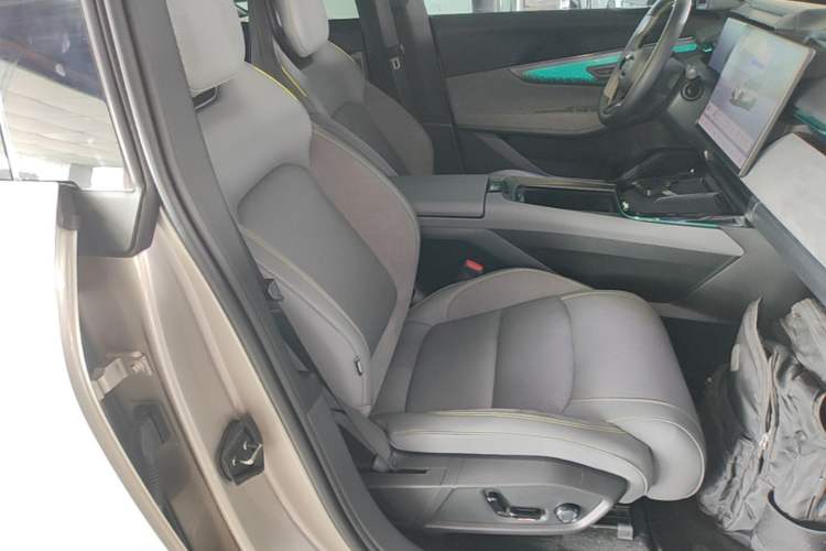 Used Lynk & Co 08 EM-P 2023 120km Long-Range Halo Right Front Seat
