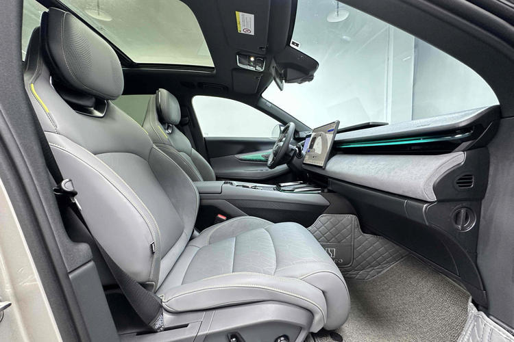 Used Lynk & Co 08 EM-P 2023 120km Long-Range Halo Right Front Seat