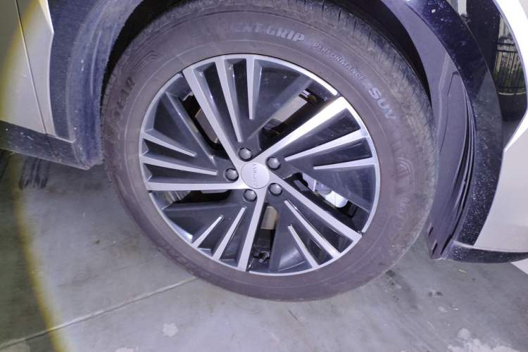 Used Lynk & Co 08 EM-P 2023 220km All-Wheel-Drive Performance Halo Right Front Wheel Hub