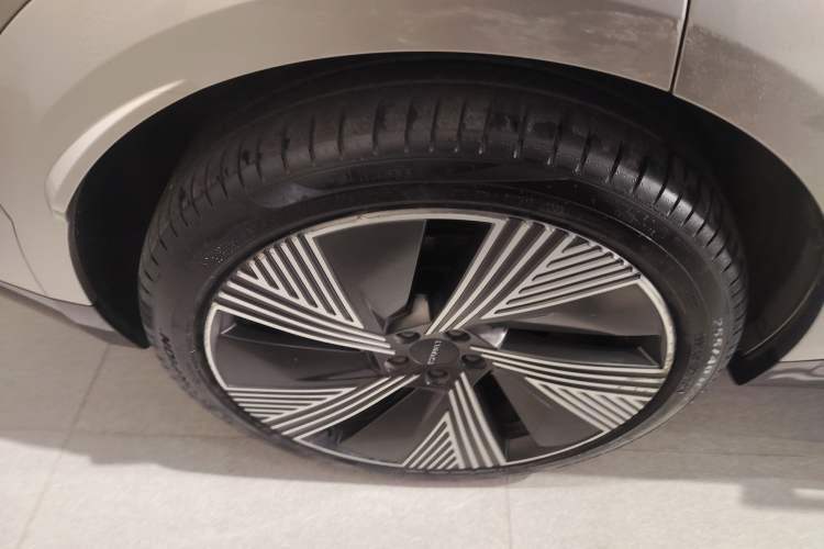 Used Lynk & Co 08 EM-P 2023 245km Ultra-Long Range Halo Right Rear Wheel Hub