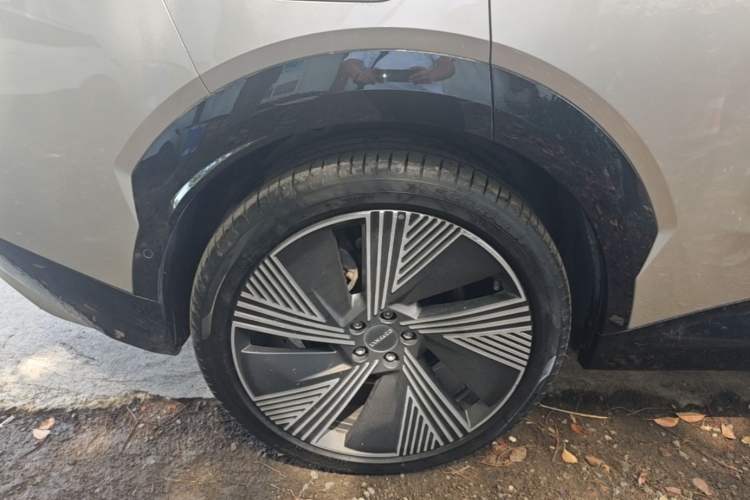 Used Lynk & Co 08 EM-P 2023 220km All-Wheel-Drive Performance Halo Right Rear Wheel Hub