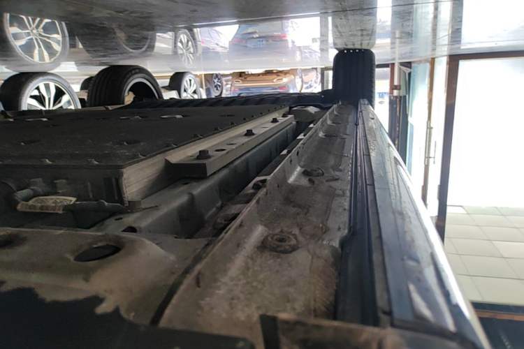 Used Lynk & Co 08 EM-P 2023 120km Long-Range Halo Right Side Sill