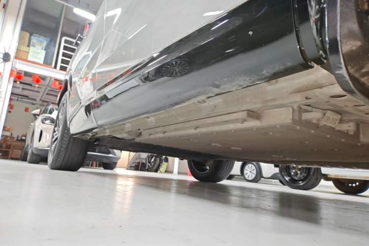 Used Lynk & Co 08 EM-P 2023 120km Long-Range Halo Right Side Sill