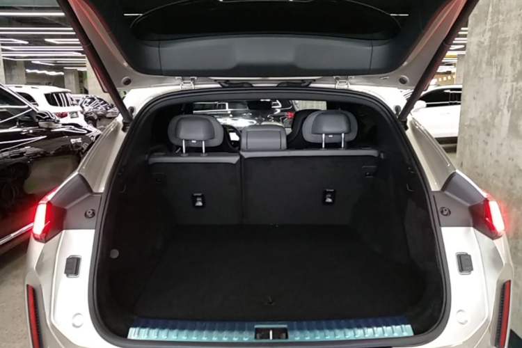 Used Lynk & Co 08 EM-P 2023 245km Ultra-Long Range Halo Trunk