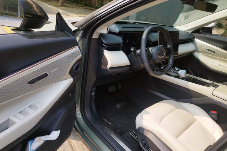 Used Lynk & Co 08 EM-P 2023 220km All-Wheel-Drive Performance Halo Driver Seat